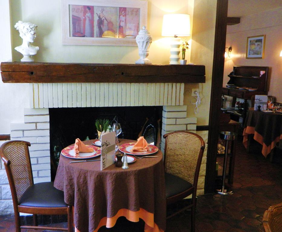 Hotel Restaurant Le Cygne Conches-en-Ouche Esterno foto