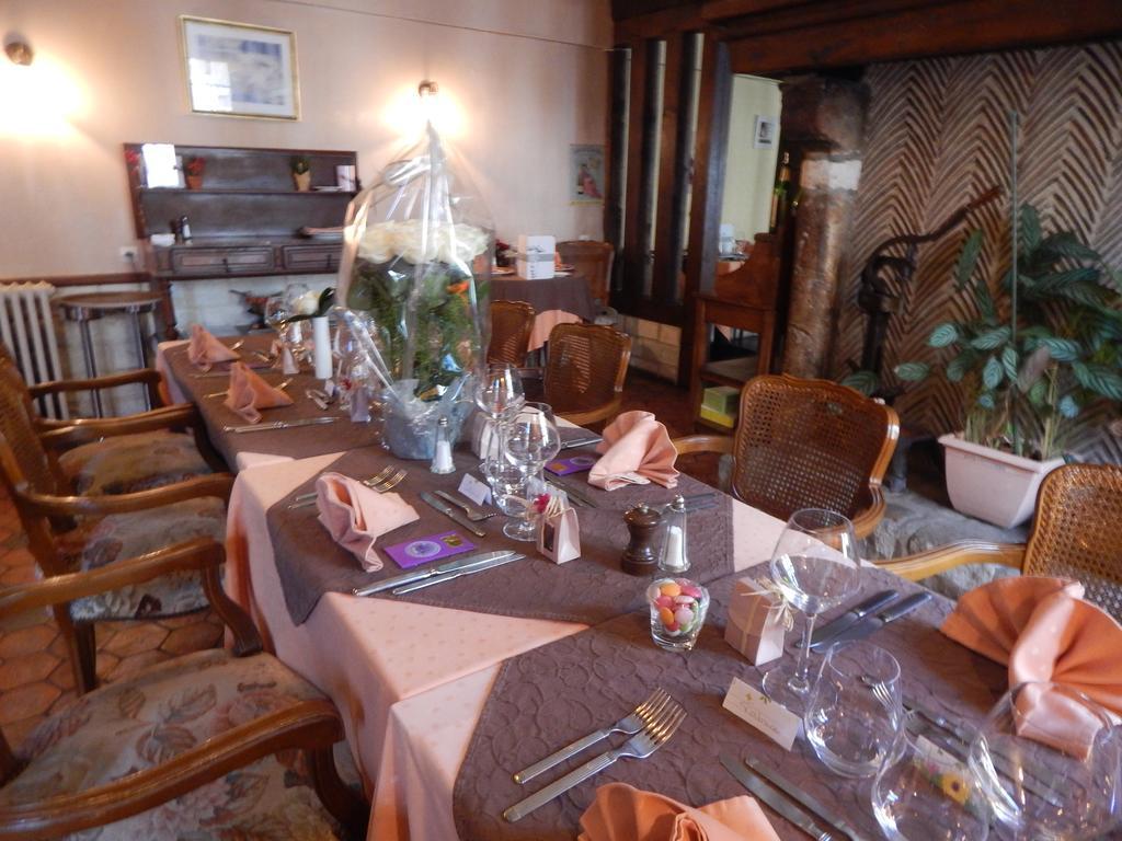 Hotel Restaurant Le Cygne Conches-en-Ouche Esterno foto