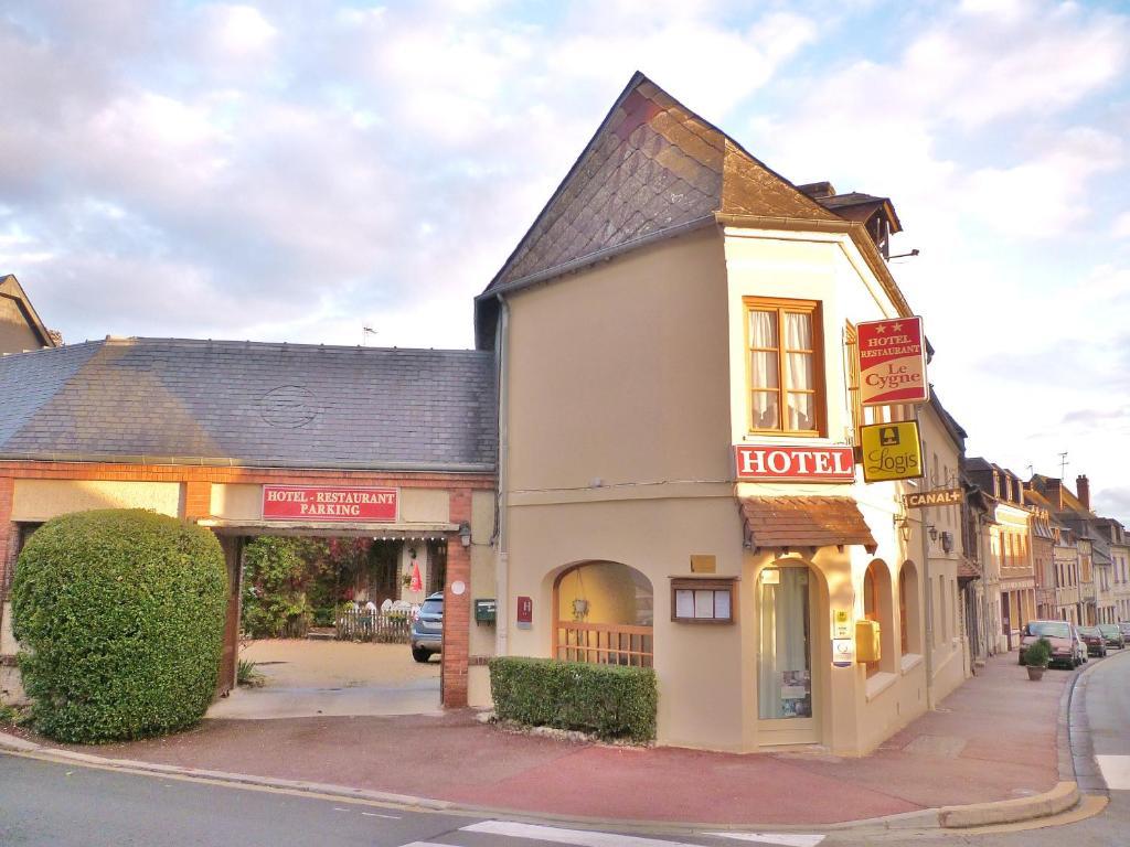 Hotel Restaurant Le Cygne Conches-en-Ouche Esterno foto