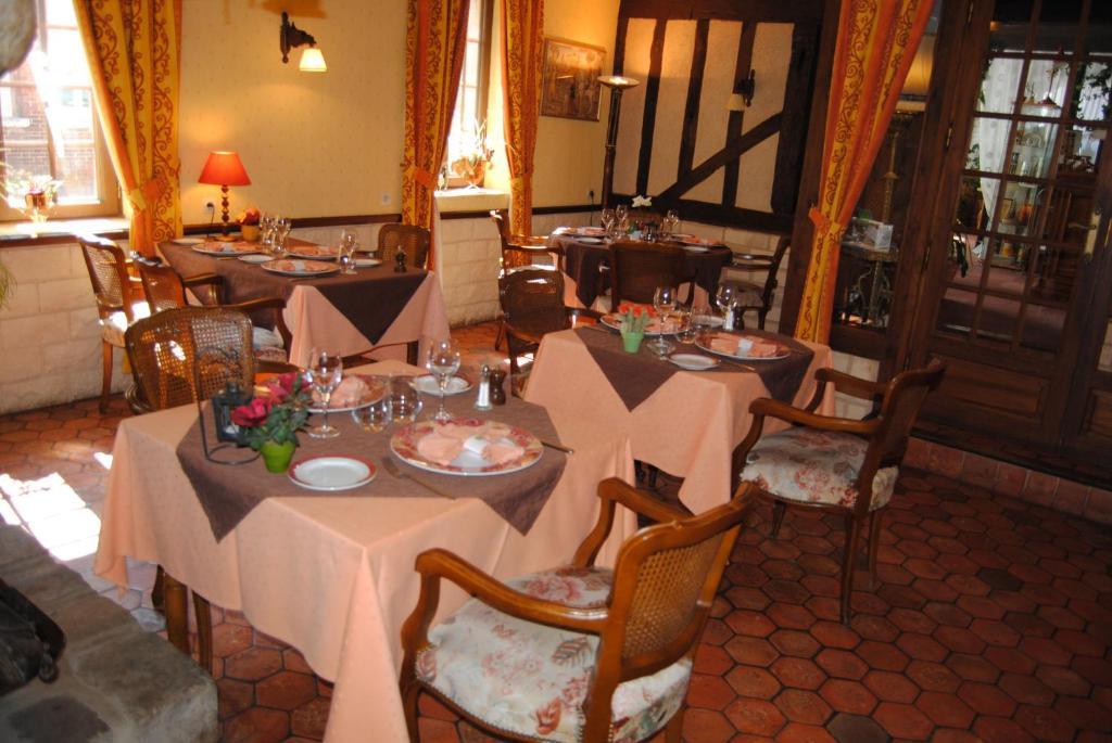 Hotel Restaurant Le Cygne Conches-en-Ouche Esterno foto