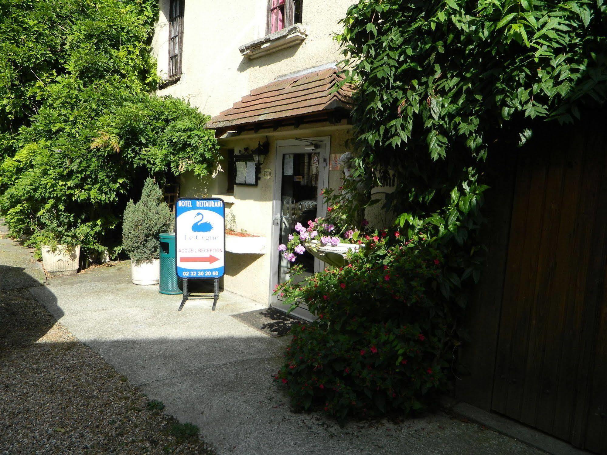 Hotel Restaurant Le Cygne Conches-en-Ouche Esterno foto