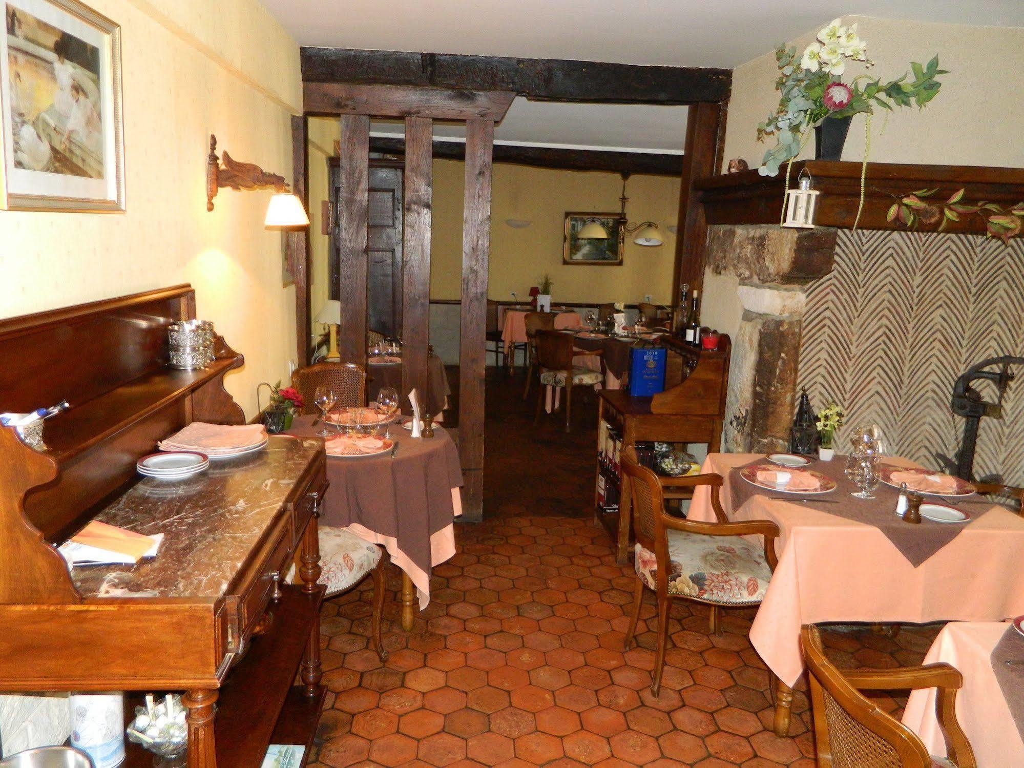 Hotel Restaurant Le Cygne Conches-en-Ouche Esterno foto