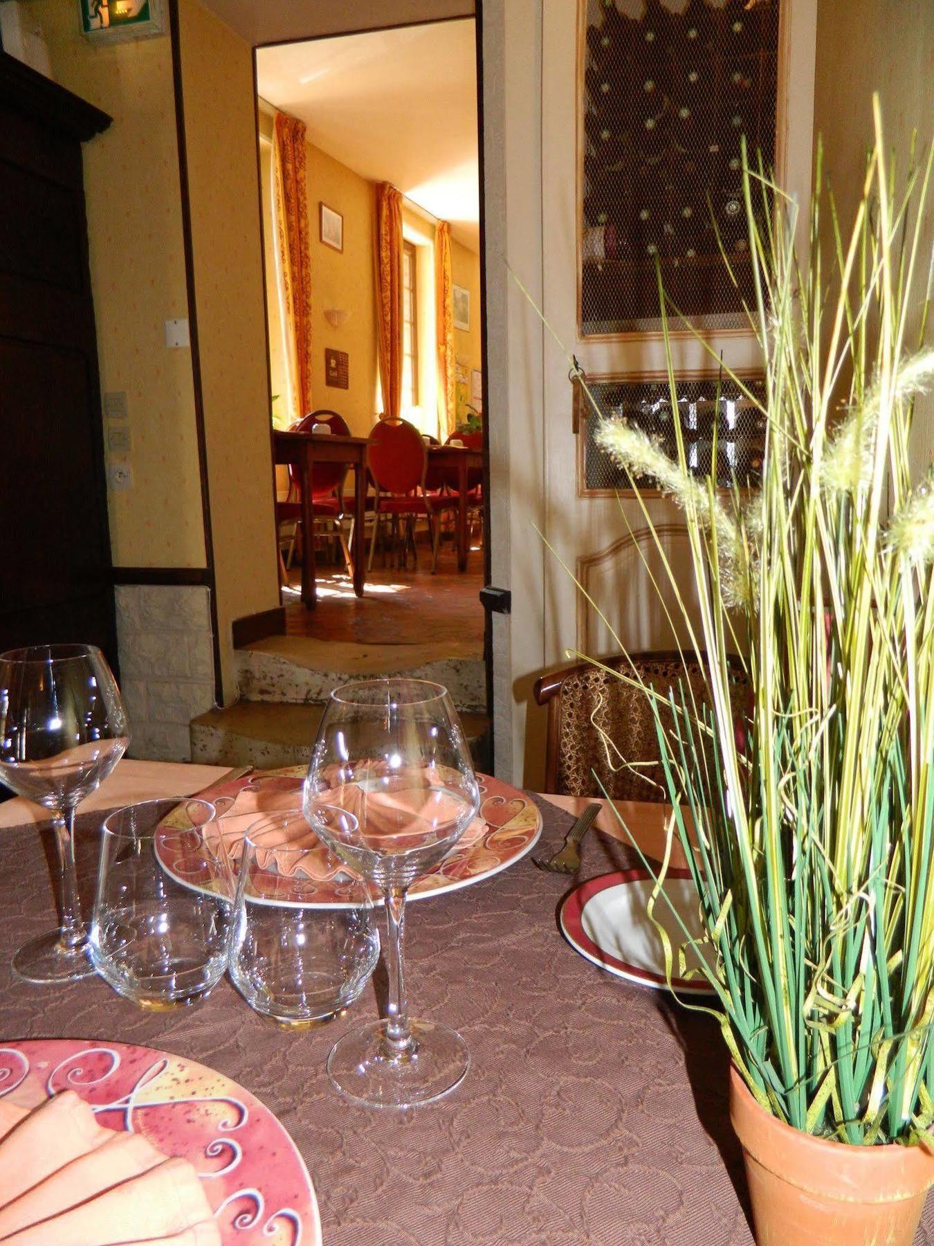 Hotel Restaurant Le Cygne Conches-en-Ouche Esterno foto
