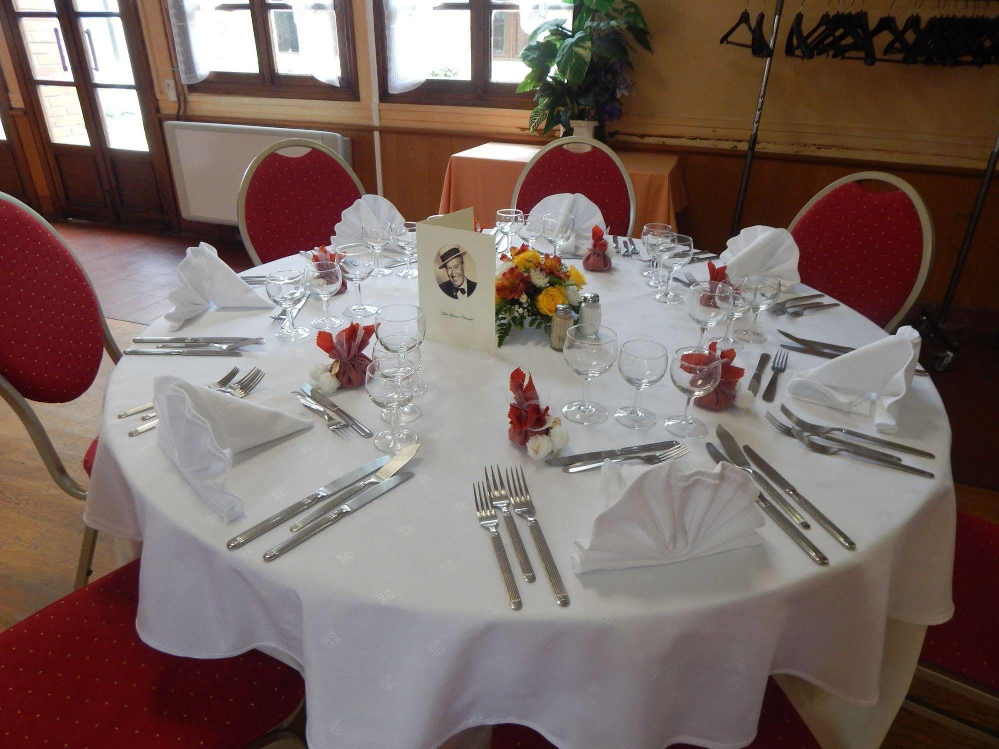 Hotel Restaurant Le Cygne Conches-en-Ouche Esterno foto